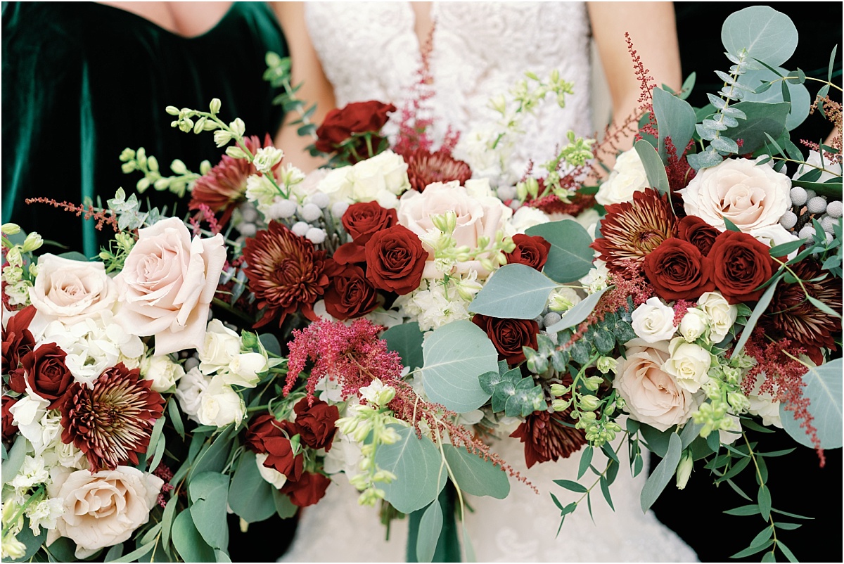 bride-holding-bouquet-with-shite-and-red-roses