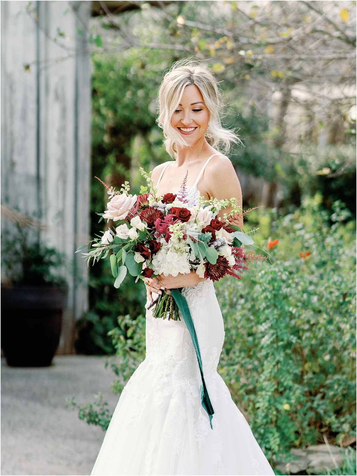 bride-holding-bouquet-with-shite-and-red-roses
